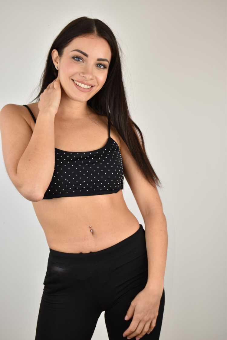 Crop top con borchie